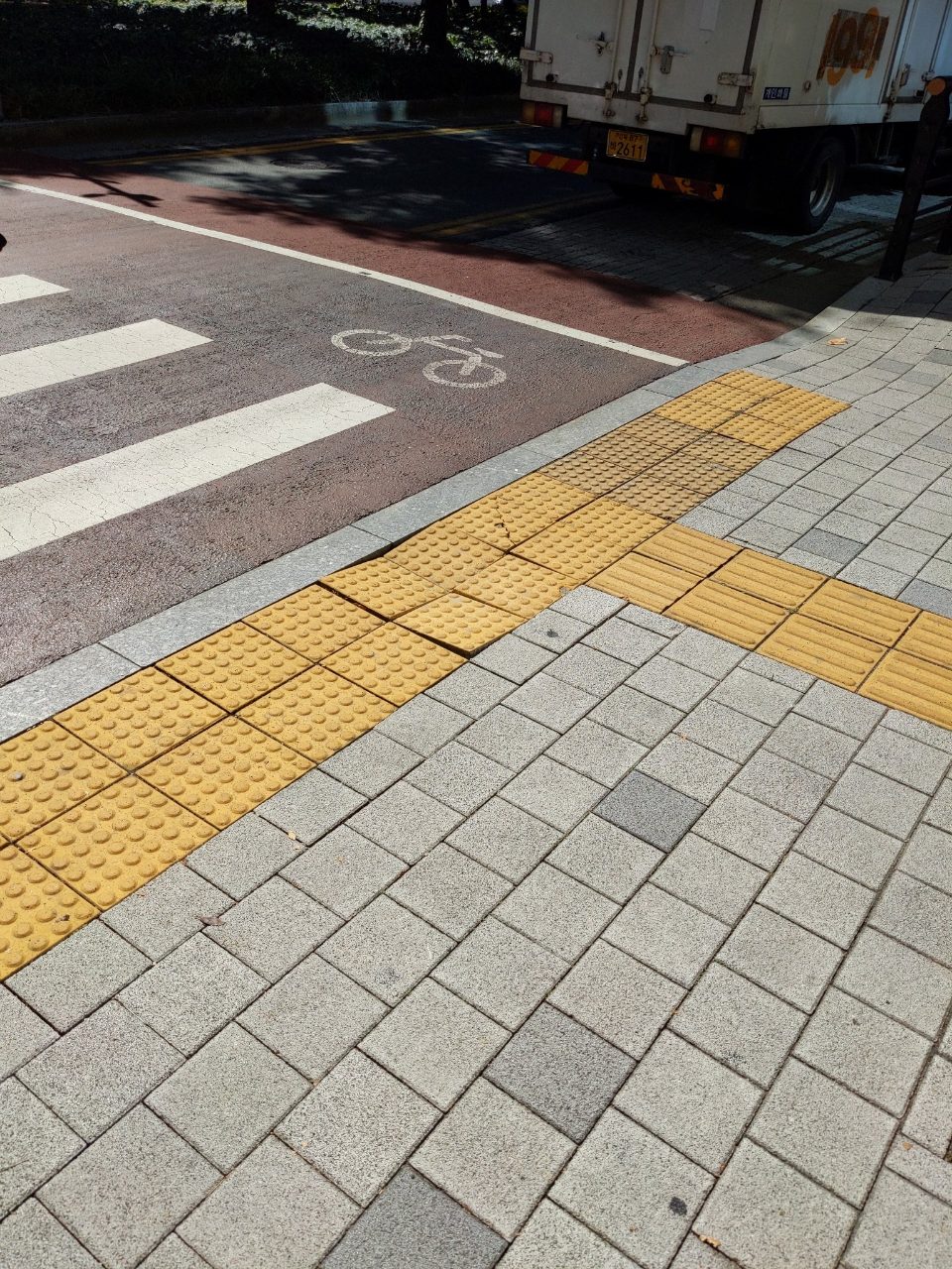 보도블록 구조물 파손