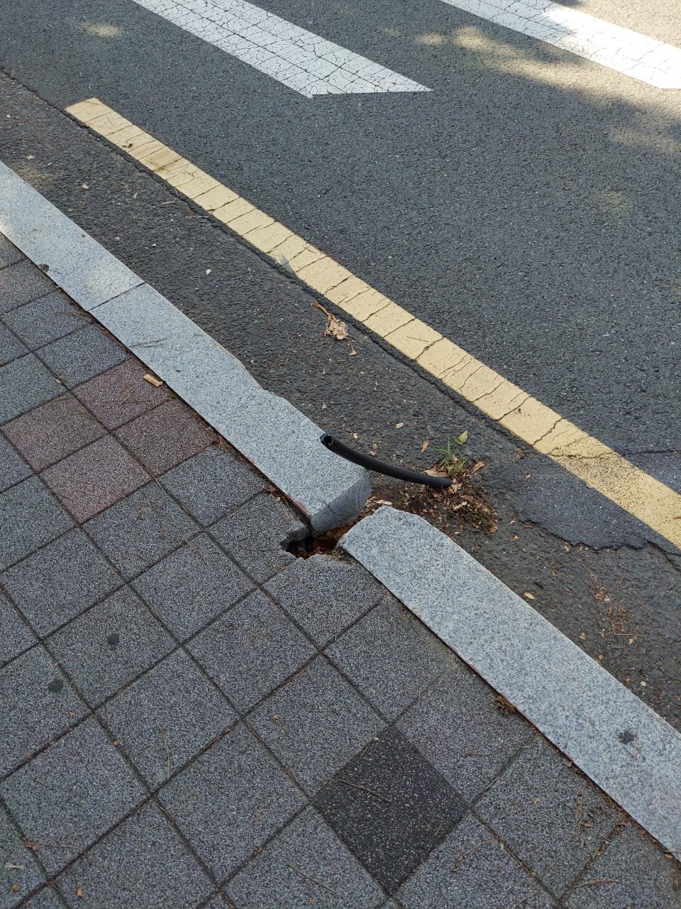 도로 구조물 파손