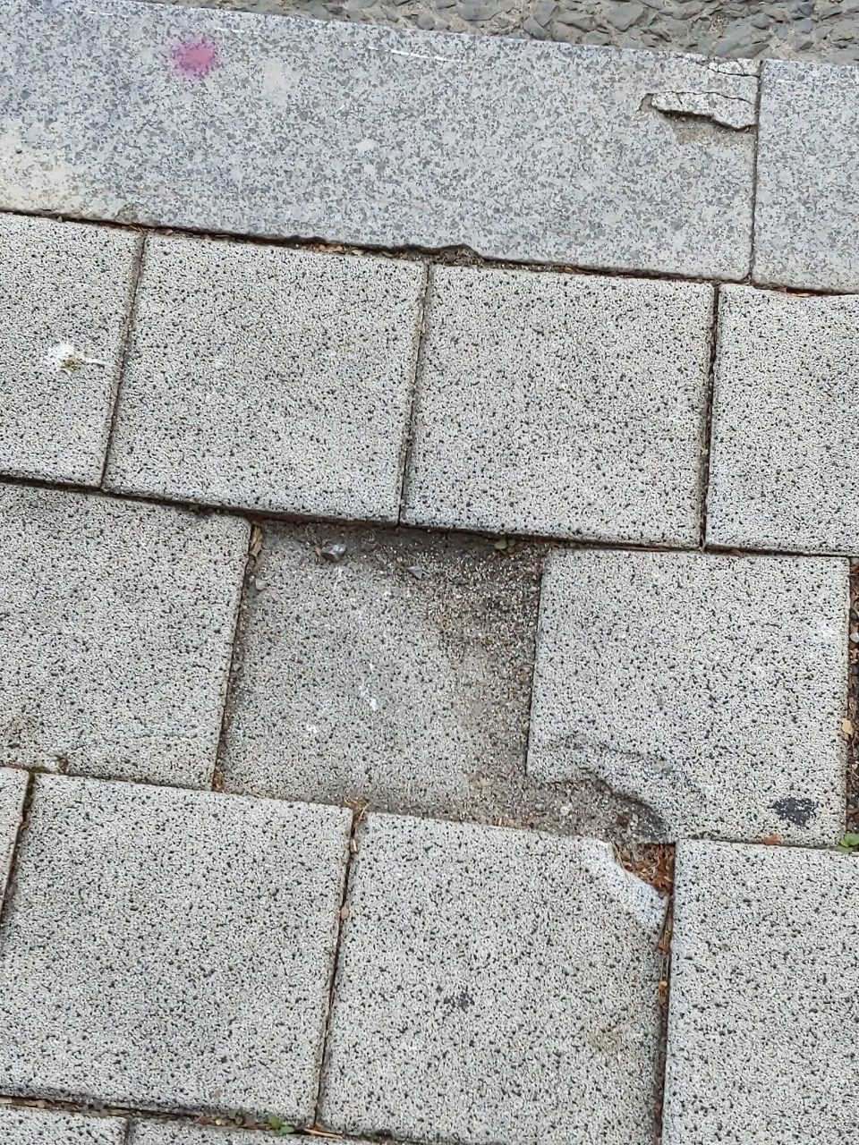 보도블록 구조물 파손