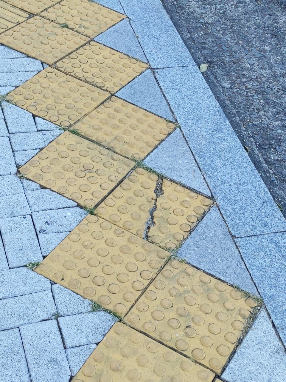 보도블록 균열