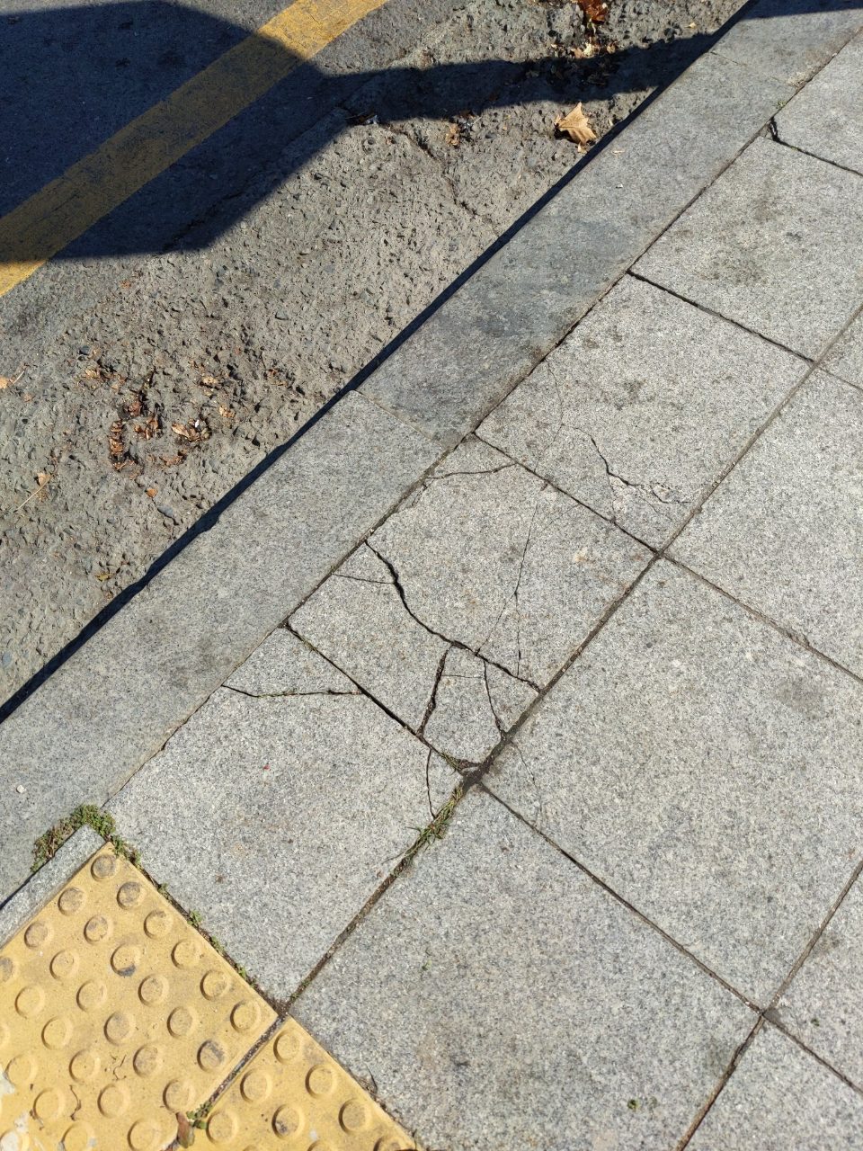 보도블록 균열