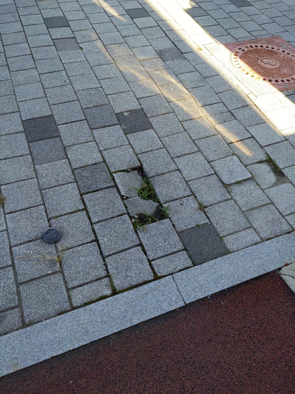 보도블록 구조물 파손