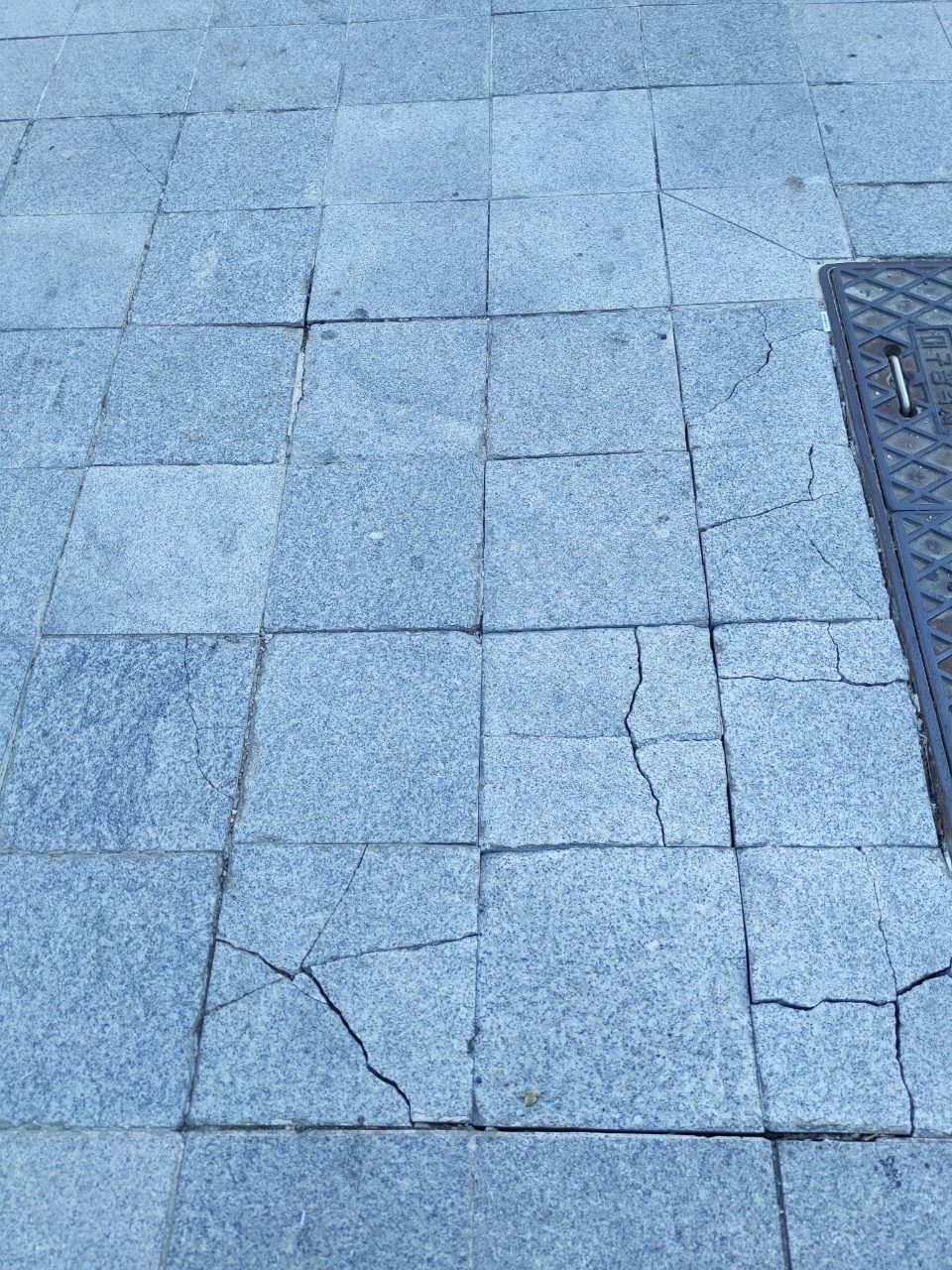 보도블록 균열