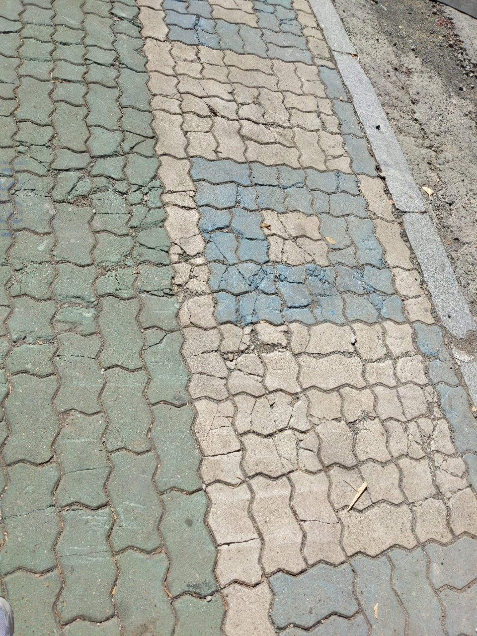 보도블록 균열