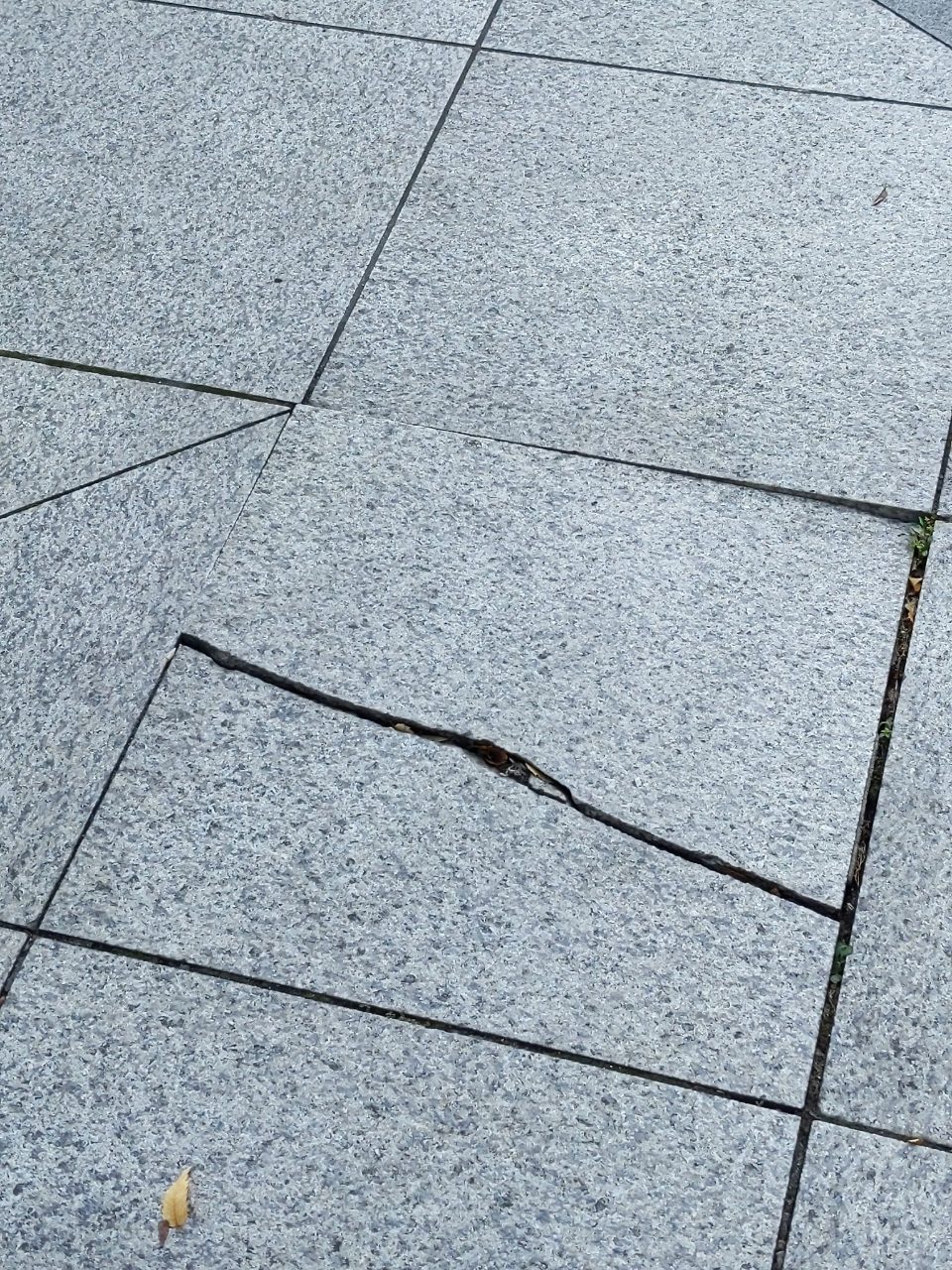 보도블록 균열
