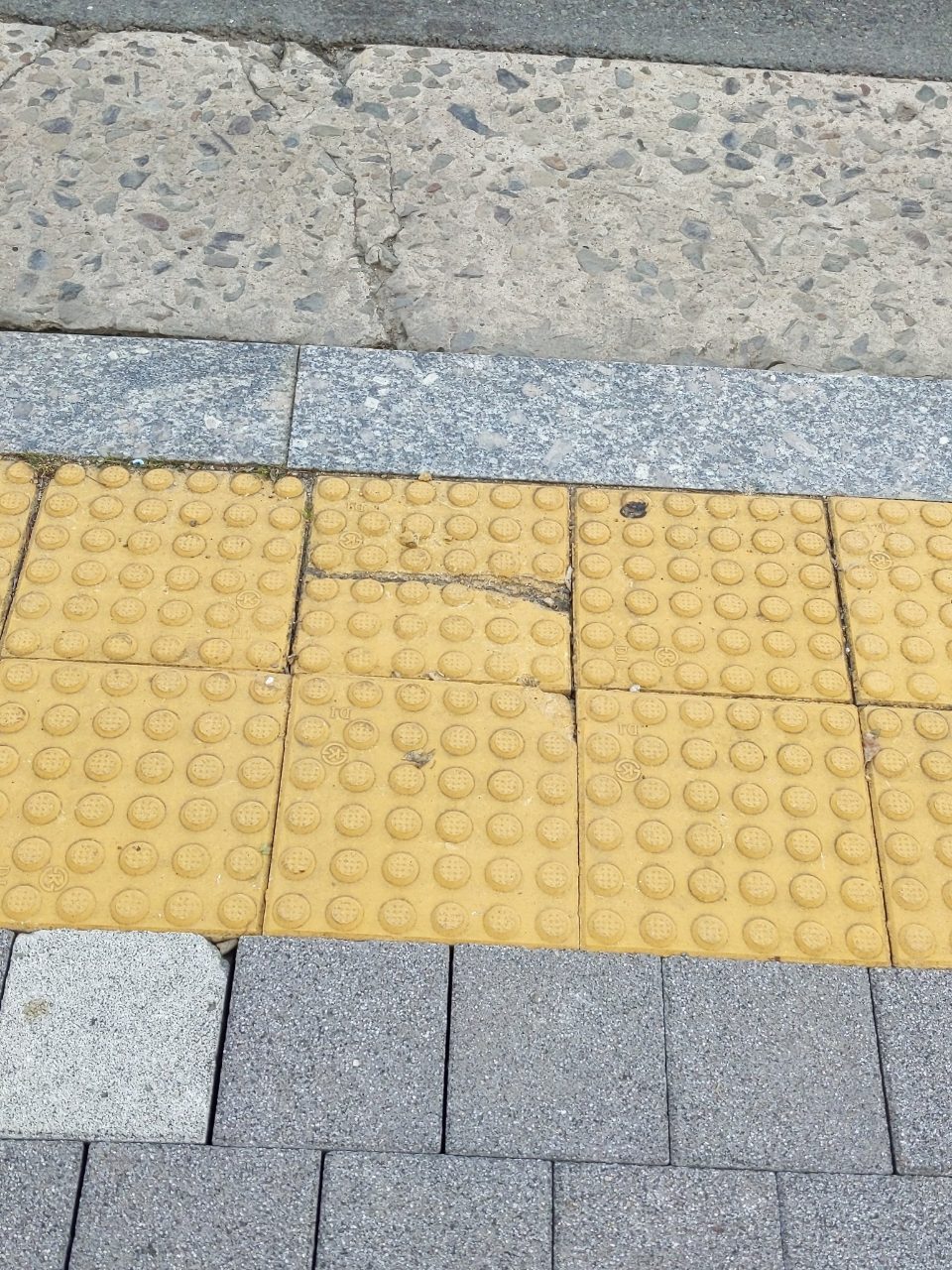 보도블록 구조물 파손