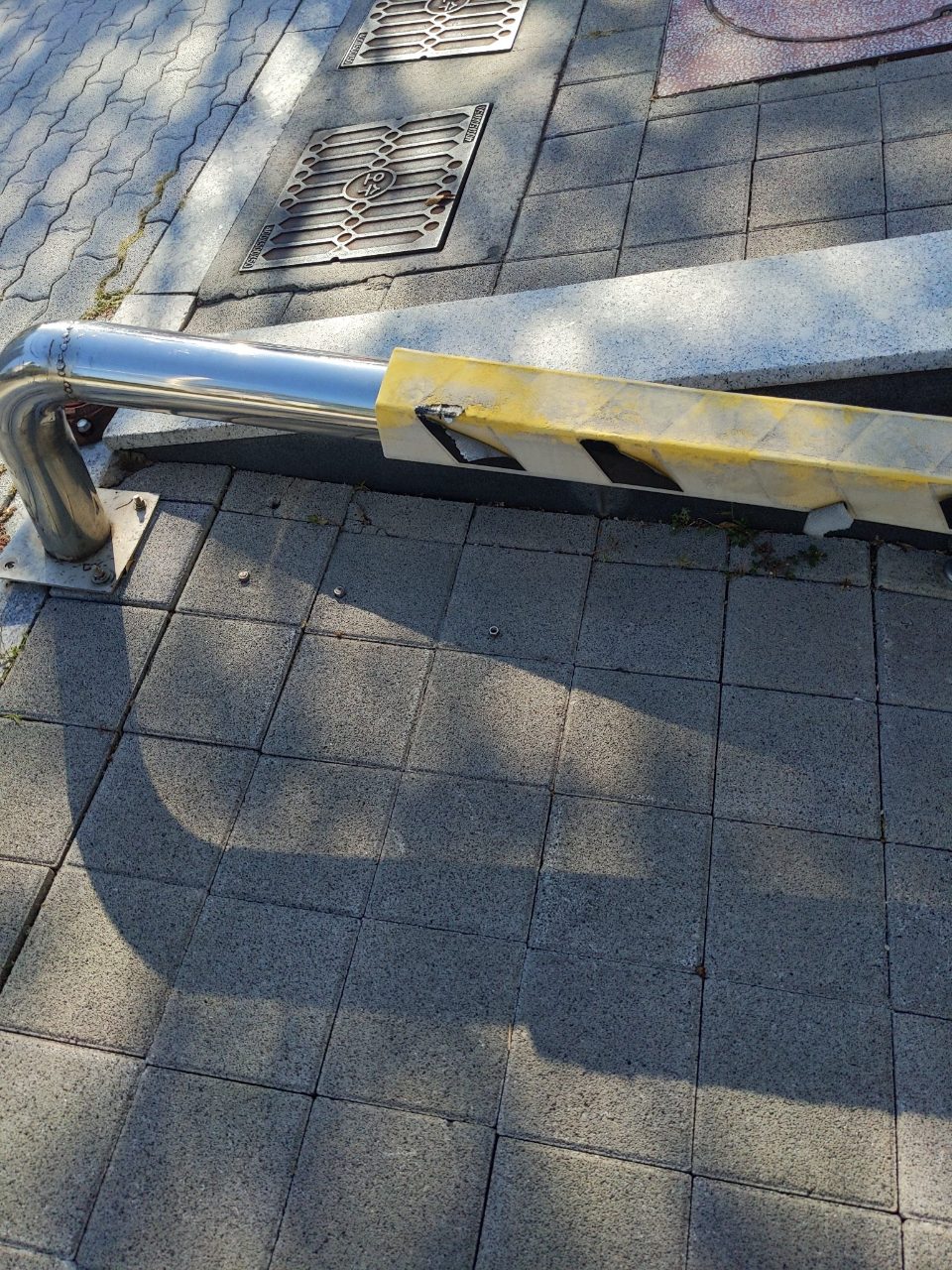 볼라드 구조물 파손