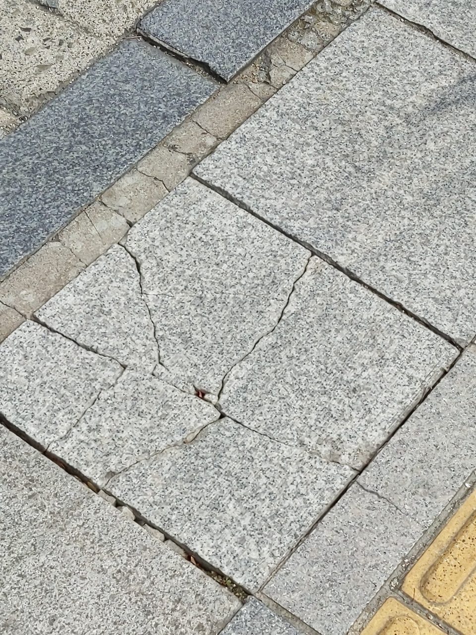 보도블록 균열