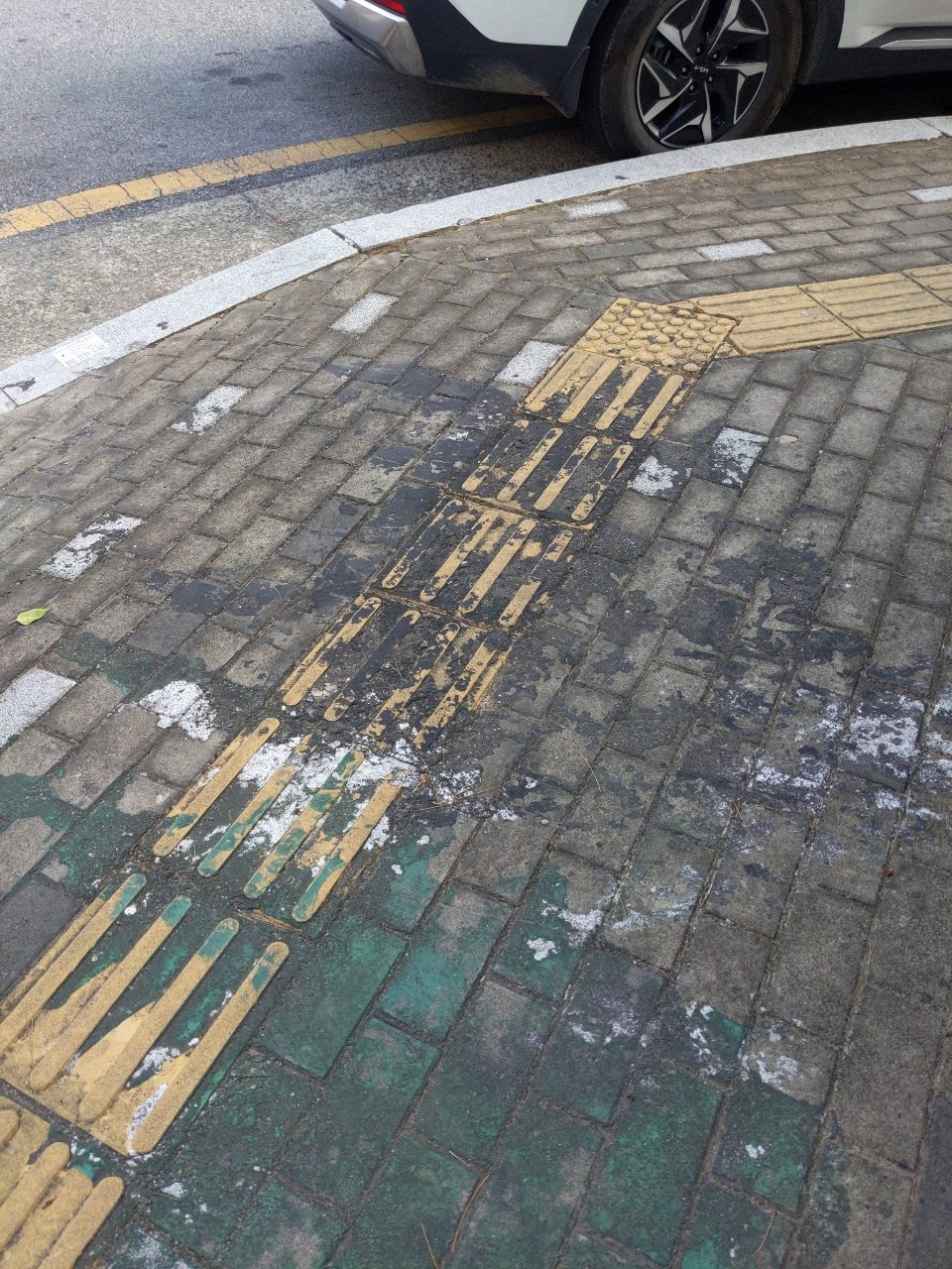 보도블록 구조물 파손