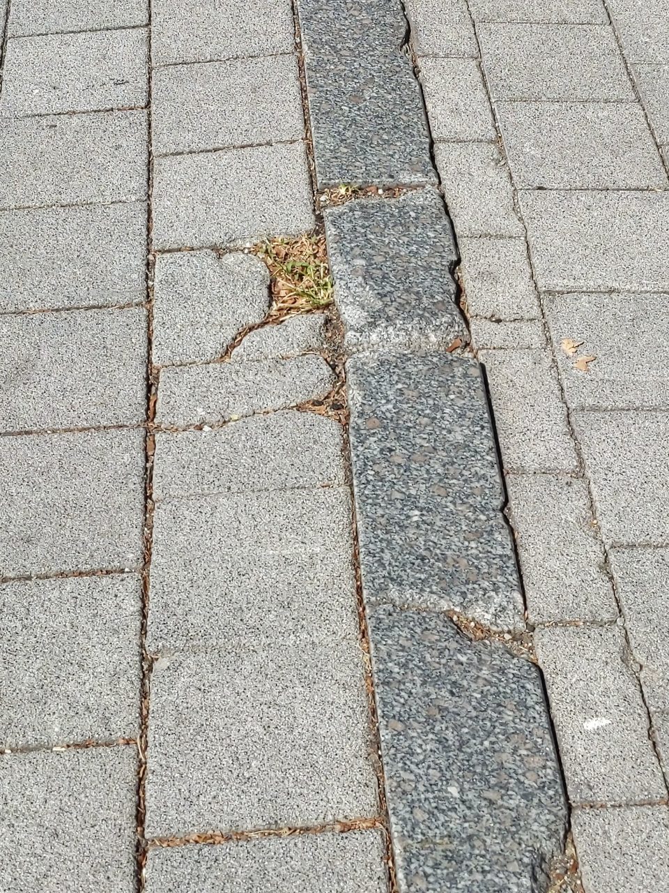 보도블록 구조물 파손