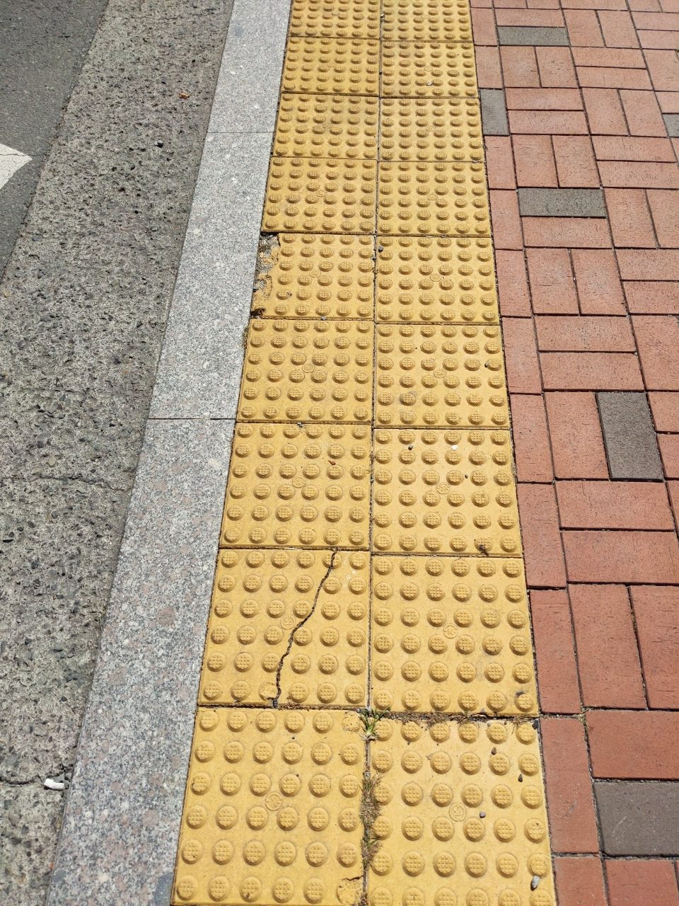 보도블록 균열
