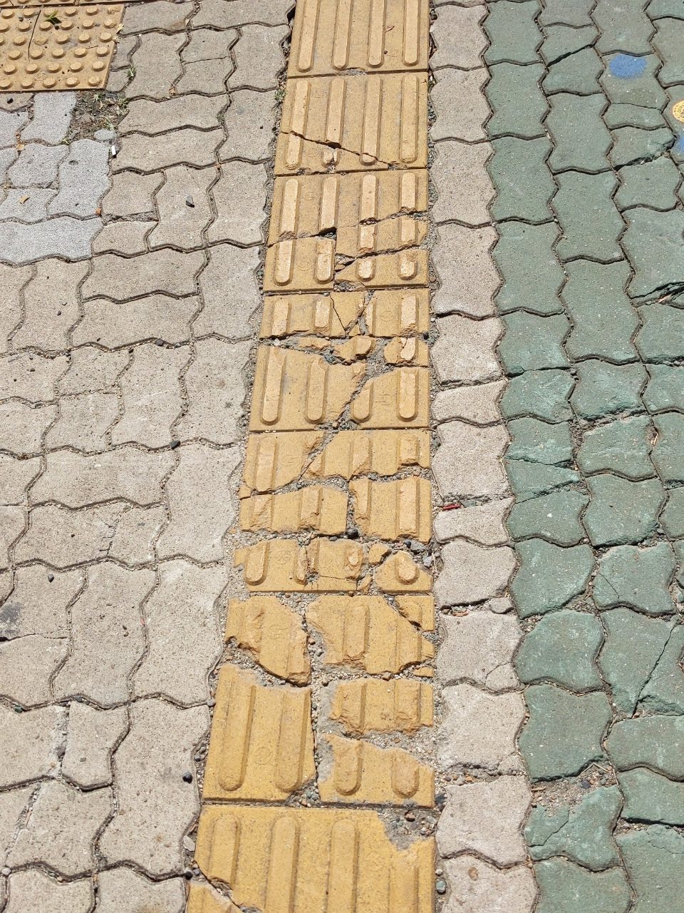 보도블록 균열