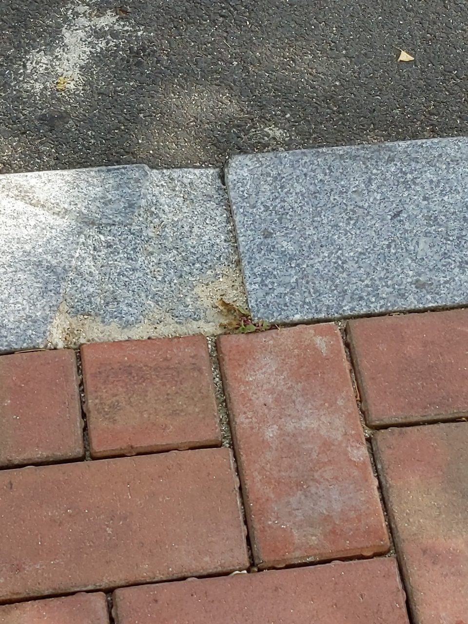 보도블록 구조물 파손