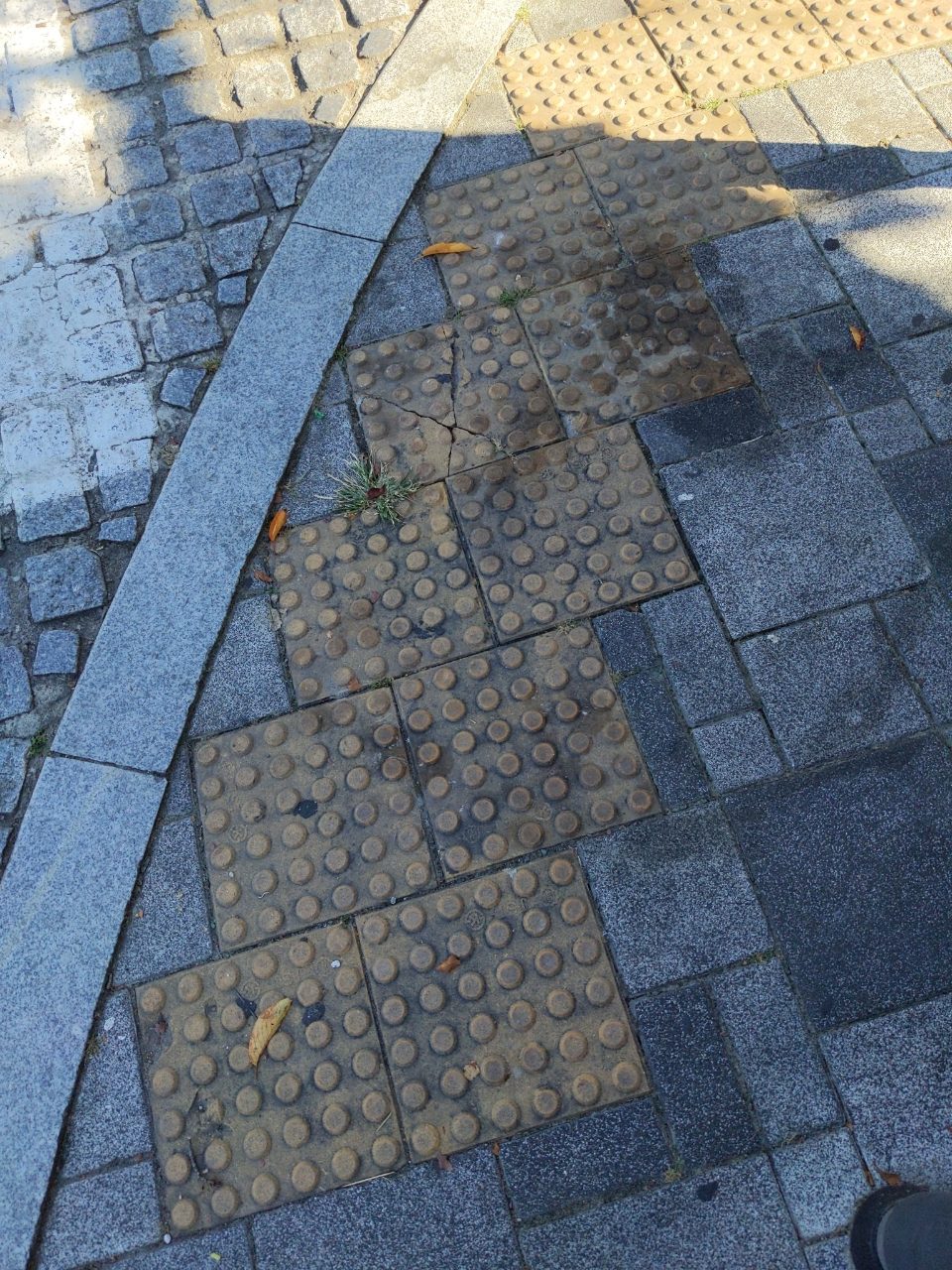 보도블록 균열