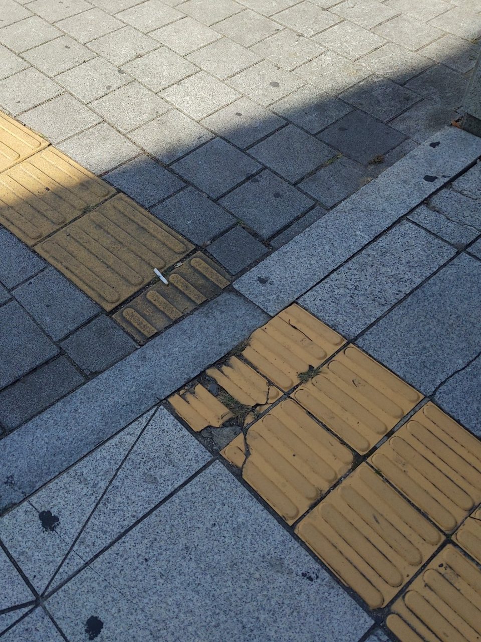 보도블록 구조물 파손